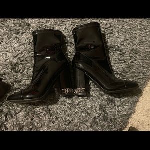 Patent leather Guess boots